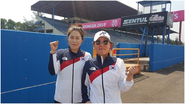 인도네시아 장애인 아시안게임 사이클에서 한국의 첫 금메달을 딴 김지연(오른쪽). 왼쪽은 길잡이 역할을 하는 ‘파일럿’ 노효성. 자카르타=공동취재단