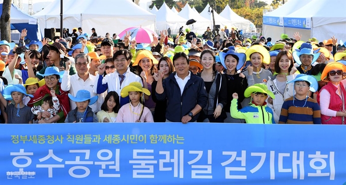 [저작권 한국일보] 8일 세종특별자치시 세종호수공원 중앙광장에서 열린 제477회 한국일보 거북이마라톤 '정부세종청사 직원들과 세종시민들이 함께하는 호수공원 둘레길 걷기대회'에서 이준희 한국일보 사장(왼쪽 앞줄 6번째)와 이춘희 세종특별자치시 시장(두번째줄 왼쪽4번째)와 2018미스코리아를 비롯한 참석자들이 출발 파이팅을 외치고 있다. 세종-배우한 기자