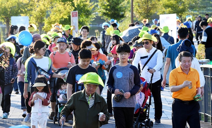 [저작권 한국일보].8일 세종특별자치시 세종호수공원 중앙광장에서 열린 제477회 한국일보 거북이마라톤에서 세종시민이 호수공원 둘레길 걷기고 있다. 세종=배우한 기자