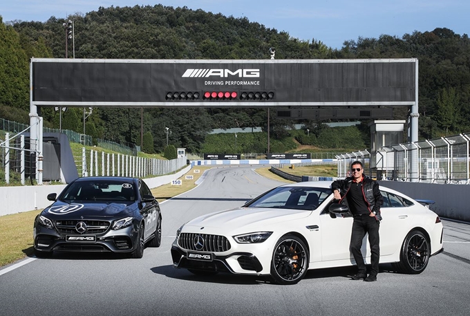 메르세데스-벤츠 코리아 디미트리스 실라키스 대표이사 사장이 메르세데스-AMG GT 4-도어 쿠페 및 메르세데스-AMG E 모델 앞에서 포즈를 취하고 있다. 벤츠코리아 제공