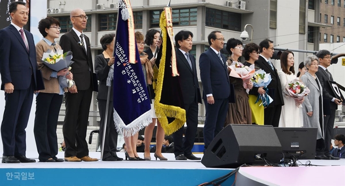 제572돌 한글날 경축식에서 유공자 정부포상 수상자들이 기념포즈를 하고 있다. 오대근기자 inliner@hankookilbo.com