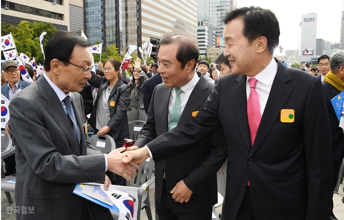 더불어민주당 이해찬 대표(왼쪽부터), 자유한국당 김병준 비상대책위원장, 바른미래당 손학규 행사를 마치며 인사를 나누고 있다.오대근기자 inliner@hankookilbo.com