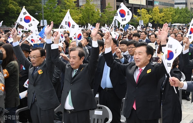 세종대왕 동상 앞에서 열린 제572돌 한글날 경축식에서 더불어민주당 이해찬 대표(왼쪽부터), 자유한국당 김병준 비상대책위원장, 바른미래당 손학규 대표등이 만세삼창을 하고 있다. 오대근기자 inliner@hankookilbo.com