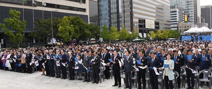 제572돌 한글날 경축식에서 이낙연 국무총리와 더불어민주당 이해찬 대표, 자유한국당 김병준 비상대책위원장, 바른미래당 손학규대표 등이 참석해 한글날 노래를 시민들과 부르고 있다. 오대근기자 inliner@hankookilbo.com