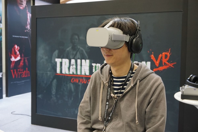 제23회 부산국제영화제 아시아필름마켓에서 ‘부산행 VR’을 체험하고 있는 관계자.