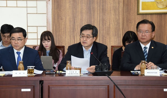 김동연(가운데) 부총리 겸 기획재정부 장관이 9일 정부서울청사에서 산업고용위기지역 간담회를 주재하고 있다. 기획재정부 제공