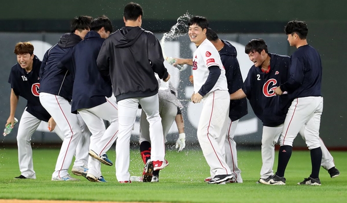 롯데 문규현이 9일 부산 KIA전에서 연장 11회말 끝내기 안타를 친 뒤 동료들의 축하를 받고 있다. 부산=연합뉴스