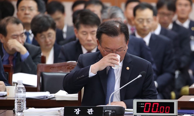 김부겸 행정안전부 장관이 10일 정부서울청사에서 열린 국회 행정안전위원회 국정감사에서 물을 마시고 있다. 연합뉴스