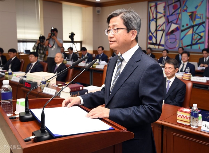 김명수 대법원장이 10일 서울 서초구 대법원에서 열린 국회 법제사법위원회 국정감사에서 인사말을 하고 있다. 신상순 선임기자