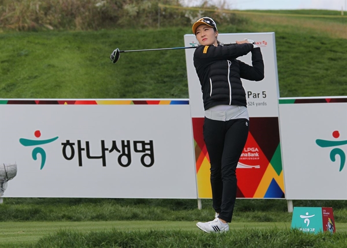 10일 인천시 중구 스카이72골프클럽에서 열린 'LPGA KEB하나은행 챔피언십' 프로암 경기 중 한국의 상금 랭킹 1위인 오지현이 7번홀 티샷하고 있다. LPGA KEB하나은행챔피언십 대회본부 제공