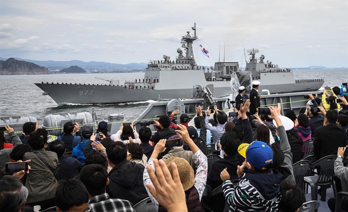 지난 9일 제주 인근 해상에서 열린 2018 해군 국제관함식 해상사열 리허설에서 국민시승함인 천자봉함(LST-687)에 시승한 시민들이 대조영함(DDH-977)을 구경하고 있다. 해군 제공 연합뉴스