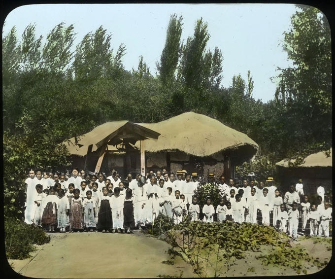 초가집으로 된 한국 시골 교회의 모습. 1908~1922년 사이에 찍힌 것으로 정확한 위치는 알려져 있지 않다.