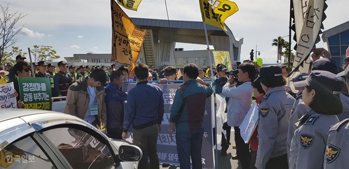 [저작권 한국일보]11일 오전 ‘2018 대한민국 해군 국제관함식’ 열리고 있는 제주 서귀포시 제주해군기지 앞에서 관함식 개최를 반대하는 강정주민들과 시민사회단체들이 경찰들과 몸싸움을 벌이는 등 마찰을 빚었다. 서귀포=김영헌 기자.