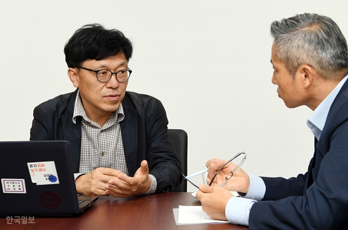 하승수(왼쪽) ‘세금도둑 잡아라’ 대표가 특별활동비 업무추진비 공개 문제를 놓고 이충재 논설위원과 의견을 나누고 있다. 신상순 선임기자 /2018-10-08(한국일보)