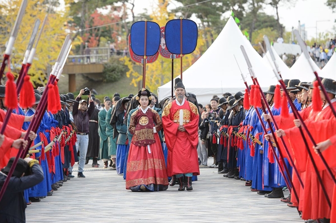 세종시가 세종대왕 즉위 600주년을 맞아 제6회 세종축제의 메인 프로그램으로 지난 9일 진행한 세종대왕 어가행렬 모습. 세종시 제공.