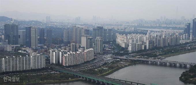 지난 8월 한강 변 서울 용산구 아파트 단지의 모습. 오대근 기자