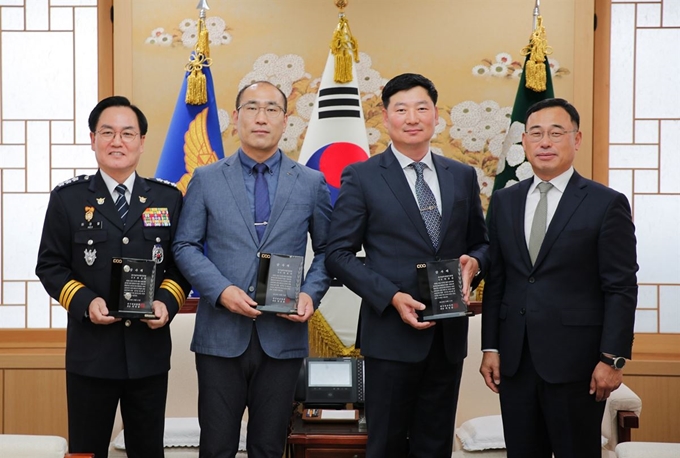 한국방송협회가 11일 경기 수원 경기남부지방경찰청에서 콘텐츠 저작권 침해 사범 구속 및 기소 처분에 공헌한 허경렬(왼쪽부터) 경기남부지방경찰청장, 국제범죄수사3대 박종만 대장, 박용익 경위에게 감사패를 전달했다. 한국방송협회 제공