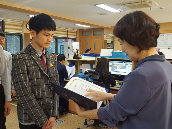 선행상을 받고 있는 동지고등학교 김영준 군. 김군은 “작은 수고가 큰 도움이 될 수도 있다는 사실을 깨달았다”고 말했다. 동지고등학교 제공.