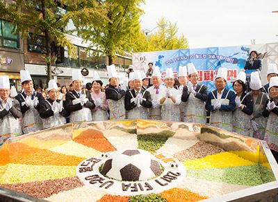 국내 대표 맛 축제인 2018 전주비빔밥축제에서 전주음식 명인과 명가, 명소를 한 자리에서 만날 수 있는 무대가 마련된다. 전주시 제공.