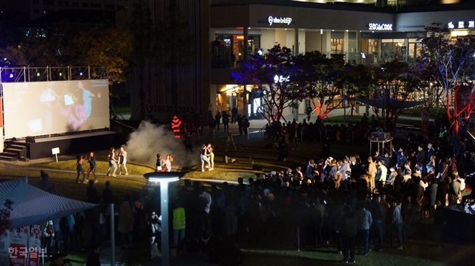 [저작권 한국일보]12일 대구삼성창조캠퍼스에서 2018대구국제패션문화페스티벌 오프닝 공연이 펼쳐지고 있다. 김재현기자 k-jeahyun@hankookilbo.com