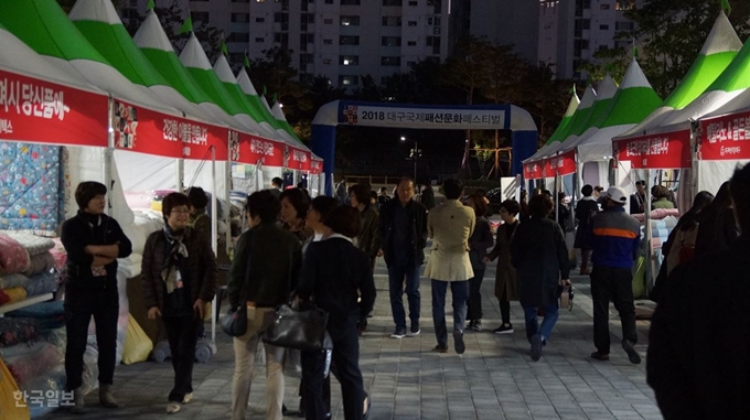 [저작권 한국일보]대구삼성창조캠퍼스에서 열린 2018대구국제패션문화페스티벌 체험부스를 시민들이 둘러보고 있다. 김재현기자 k-jeahyun@hankookilbo.com