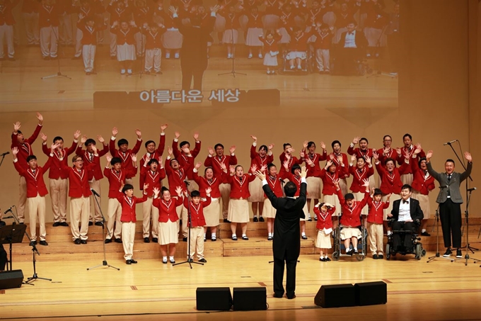 홀트일산타운의 장애인합창단인 ‘영혼의 소리로’가 지난해 10월 19일 서울 한전아트센터에서 2017년 정기공연을 펼치고 있다. 발달장애인 33명으로 구성된 영혼의 소리는 오는 14일 서울 서초구 예술의 전당 IBK챔버홀에서 올해 정기 공연을 갖는다. 홀트아동복지회 제공