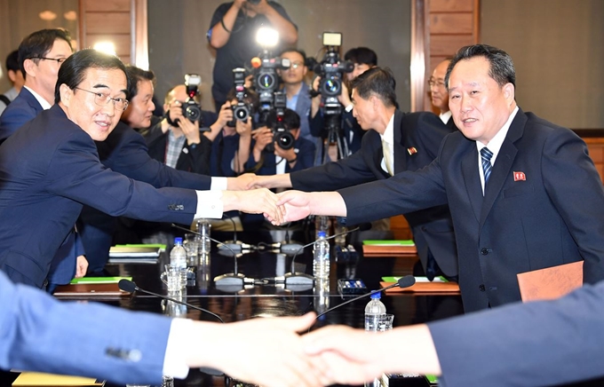 올 8월 13일 판문점 북측 통일각에서 열린 남북고위급회담에서 우리측 수석대표인 조명균(왼쪽) 통일부 장관과 북측 수석대표 리선권 조국평화통일위원회 위원장이 회담을 마치고 악수하고 있다. 판문점=사진공동취재단