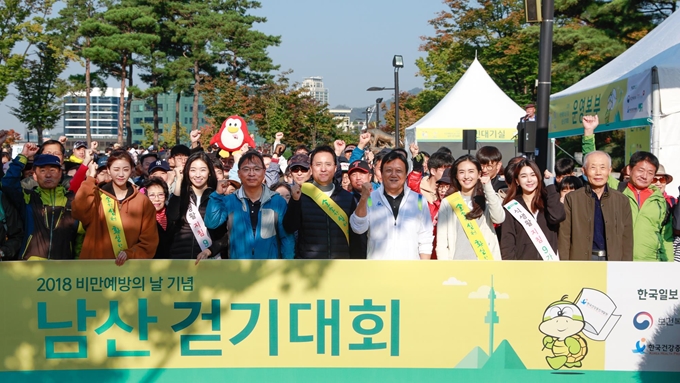 13일 오전 서울 중구 남산 백범광장에서 열린 제478회 한국일보 거북이마라톤 ‘2018 비만예방의 날 기념 남산 걷기대회’에서 2018 미스코리아들이 시민들과 함께 출발전 기념촬영을 하고 있다. 추진혁 기자.