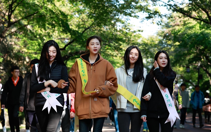 13일 오전 서울 중구 남산 백범광장에서 열린 제478회 한국일보 거북이마라톤 ‘2018 비만예방의 날 기념 남산 걷기대회’에 참석한 2018 미스코리아들이 시민들과 함께 남산 둘레길을 걷고 있다. 추진혁 기자.