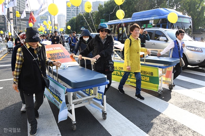 돌봄노동자들이 13일 오후 서울 시청앞에서 '제대로 된 사회서비원 설립'을 요구하는 집회를 연 후 휠체어와 유모차, 이동식 침대등을 끌고 서울도심을 행진하고 있다. 보육교사, 요양보호사, 장애인 활동지원사, 사회복지 노동자 등 돌봄노동자들은 근로기준법조차 지켜지지 않는 열악한 노동권이 개선되고 이용자에게 제대로 된 복지서비스를 제공하기 위해서는 사회서비스공단 설립 통한 공적 고용 구조가 반드시 필요하다고 주장한다. 신상순 선임기자 ssshin@hank