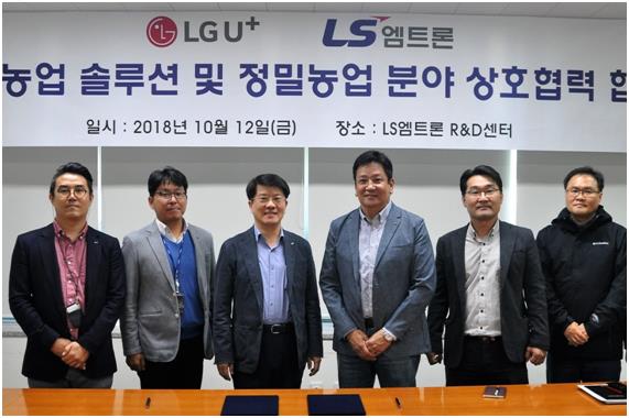 서재용(오른쪽 세번째) LG유플러스 상무와 우경녕(왼쪽 세번째) LS엠트론 전무가 업무협약을 맺은 뒤 기념사진을 찍고 있다. LG유플러스 제공