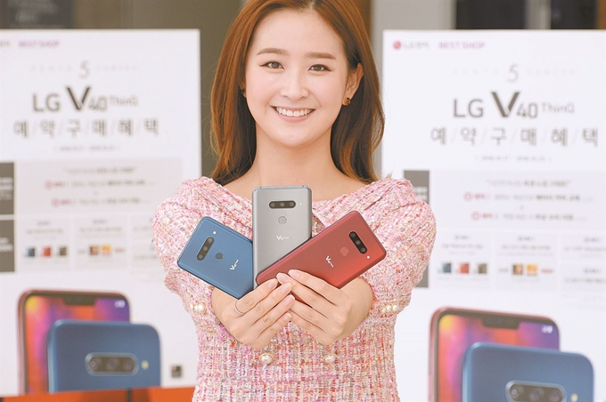 모델이 후면 트리플 카메라가 적용된 LG V40 씽큐를 소개하고 있다. LG전자 제공