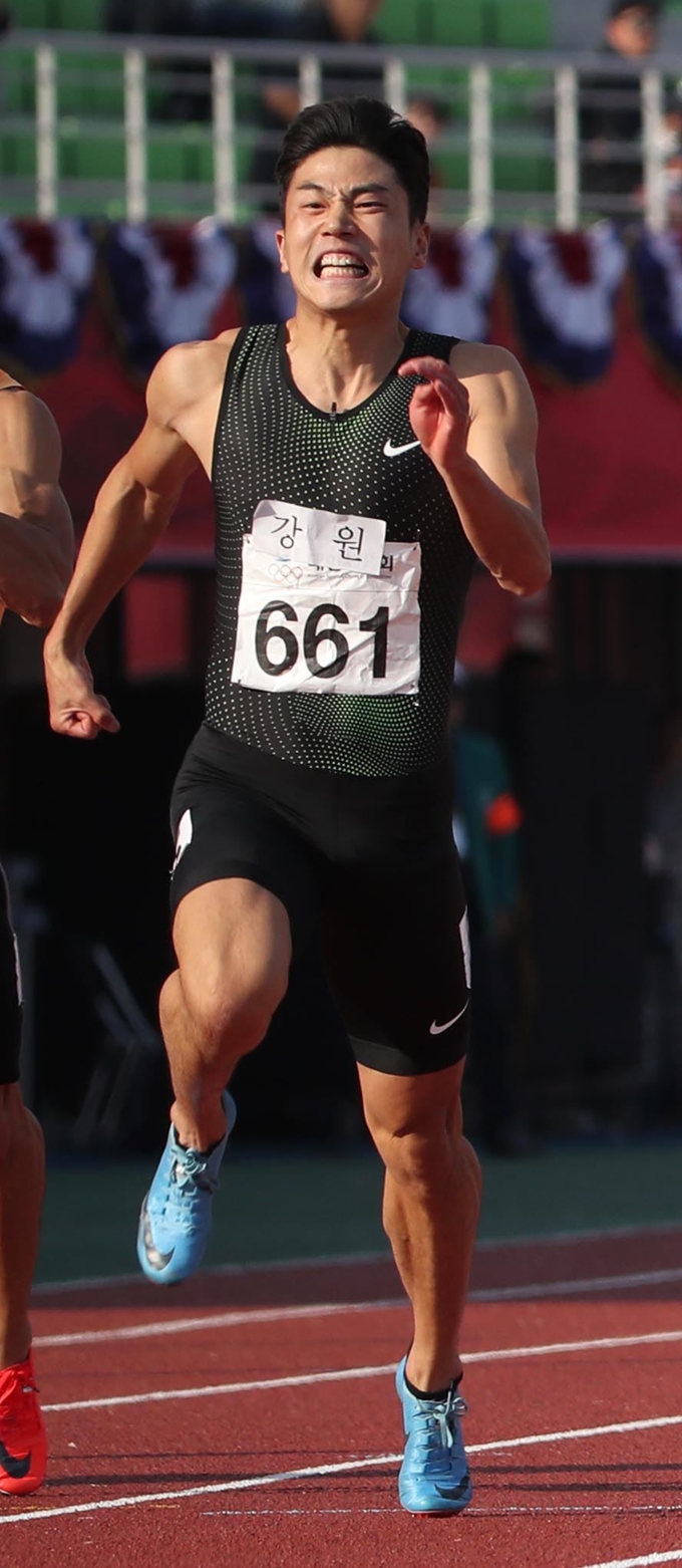 박태건이 14일 전북 익산공설운동장에서 열린 제99회 전국체육대회 육상 남자 일반부 100m 결선에서 이를 악문 채 질주하고 있다. 익산=연합뉴스