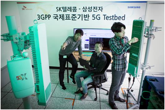 SK텔레콤과 삼성전자 연구원들이 15일 SK텔레콤 분당사옥 5G 테스트베드에서 3.5GHz 대역 5G상용 장비로 퍼스트콜(First call)에 성공했다.