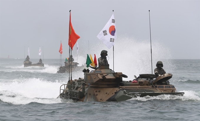 지난해 경북 포항에서 열린 해병대 문화축제 모습. 해병대원들이 수륙양용장갑차를 타고 포항 영일만 바다 위를 지나고 있다. 포항시 제공