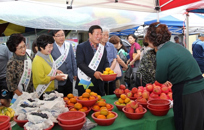 조근제 함안군수는 열린군정을 위해 군수실을 연중 개방하고, 틈나는 대로 현장을 찾아 군민과 소통하는 현장행정을 펴고 있다. 사진은 지난 추석을 앞두고 조 군수가 전통시장을 찾아 직접 장을 보며 상인들을 격려하고 있다. 함안군 제공