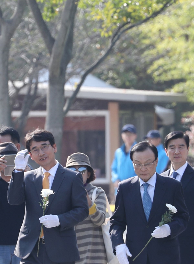 더불어민주당 이해찬 대표(오른쪽)와 제5대 노무현 재단 이사장으로 선임된 유시민 전 장관이 15일 오후 경남 김해시 봉하마을을 찾아 노무현 전 대통령 묘역을 참배하고 있다. 연합뉴스