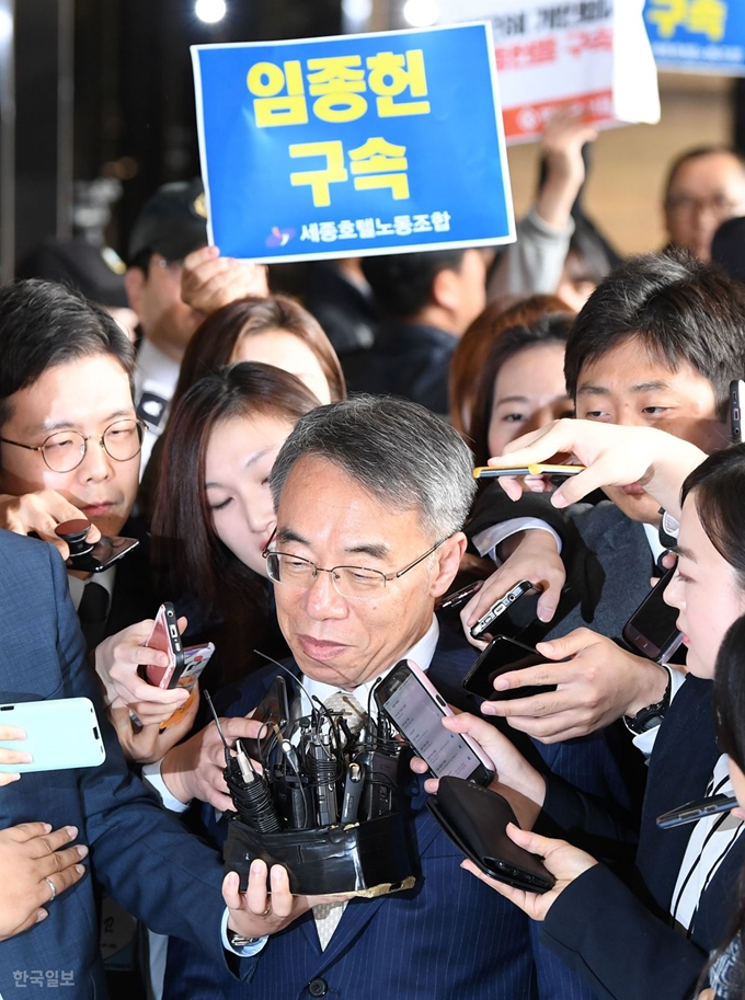 [저작권 한국일보] 사법농단 피의자 신분으로 소환된 임종헌 전 법원행정처 차장이 15일 서울 서초구 서울중앙지검에서 취재진의 질문에 답변하고 있다. 홍인기 기자