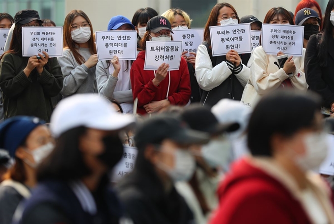 한 남성이 서울 성북구 동덕여대 곳곳에서 알몸으로 음란행위를 한 영상을 SNS에 올린 사건과 관련해 15일 이 학교 본관 앞에서 열린 '안전한 동덕여대를 위한 민주동덕인 필리버스터'에서 학생들이 참가자 발언을 듣고 있다. 연합뉴스