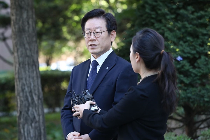 친형을 정신병원에 강제 입원시켰다는 의혹과 관련, 12일 경찰로부터 압수수색을 받은 뒤 경기 성남 자택을 나와 출근을 하며 취재진의 질문에 답하는 이재명 경기도지사. 연합뉴스