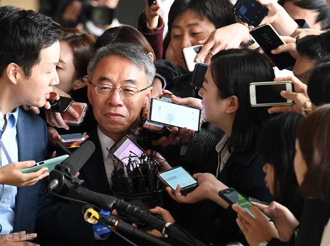 임종헌 전 법원행정처 차장이 지난 15일 오전 서울 서초구 서울중앙지검에 조사를 받기 위해 출석하기 전 취재진의 질문을 받고 있다. 홍인기 기자