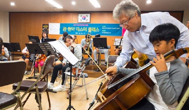 전 KBS교향악단 이재규 첼리스트가 여수 도성마을 애양청소년오케스트라 단원들의 연주지도를 하고 있다. 여수마칭페스티벌추진위원회 제공