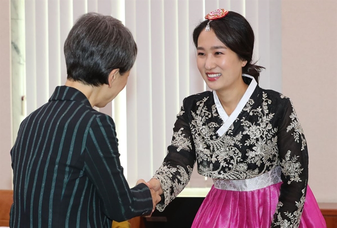 한복 차림의 바른미래당 김수민 의원(왼쪽)이 16일 오전 국회에서 열린 문화체육관광위원회의 문화재청 및 소관기관 국정감사에서 정재숙 문화재청장과 인사하고 있다. 연합뉴스