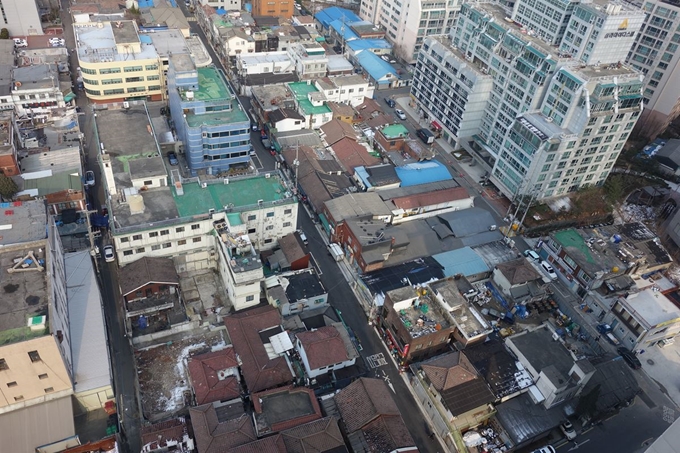 하늘에서 바라본 열정도. 높은 고층 빌딩 사이 외딴 섬처럼 남겨졌다. 청년장사꾼 제공