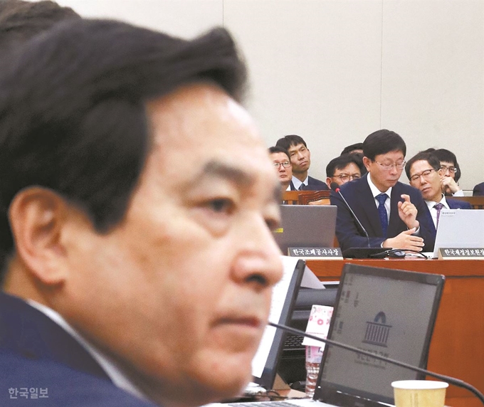 16일 국회에서 열린 국회 기획재정위원회의 한국재정정보원 국정감사에서 비인가 자료 유출로 서로 맞고소한 심재철(앞쪽) 자유한국당 의원과 김재훈 한국재정정보원장이 감사위원과 피감기관장 자격으로 앉아 있다. 배우한 기자