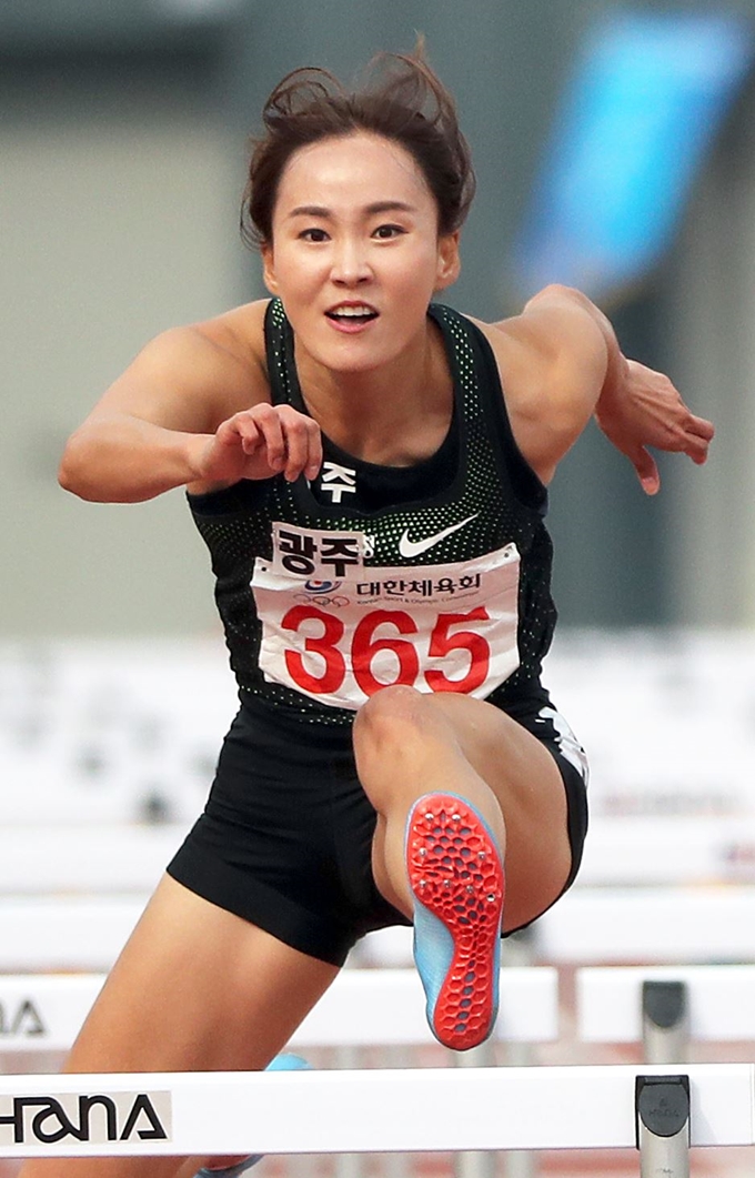 정혜림이 16일 전북 익산 종합운동장에서 열린 전국체전 여자일반부 100m 허들에서 점프하고 있다. 그는 우승을 차지해 대회 4연패에 성공했다. 익산=연합뉴스