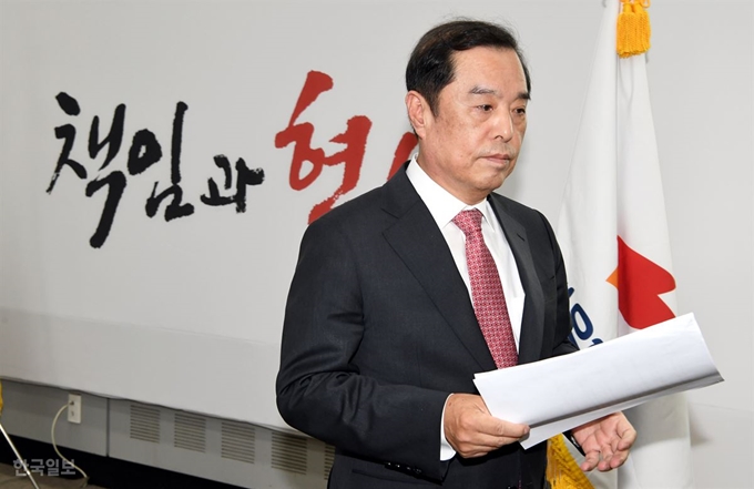 김병준 자유한국당 비상대책위원장이 16일 오후 국회 비상대책위원장실에서 '서울교통공사 직원 친인척 무기계약직 입사 후 정규직 전환 특혜 논란'에 대한 입장을 밝히는 기자간담회를 하고 있다. 배우한 기자