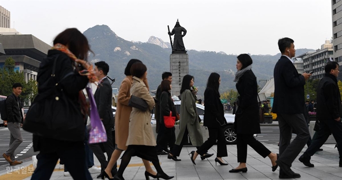 [광1] [저작권 한국일보]미세먼지가 옅게 나타난 16일 광화문을 지나는 시민들이 발길을 재촉하고 있다. 서재훈 기자 spring@hankookilbo.com /2018-10-16(한국일보)