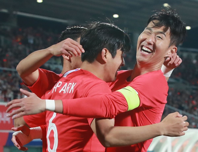 16일 오후 천안종합운동장에서 열린 축구대표팀 평가전 대한민국 대 파나마의 경기에서 골을 넣은 박주호(왼쪽)가 손흥민(오른쪽) 등 동료들과 기쁨을 나누고 있다. 천안=연합뉴스