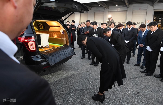 히말라야 등반 도중 불의의 사고로 숨진 한국원정대원 5명이 17일 새벽 인천공항 화물터미널에 도착, 김창호 대장이 운구차로 옮겨지고 있다. 서재훈 기자